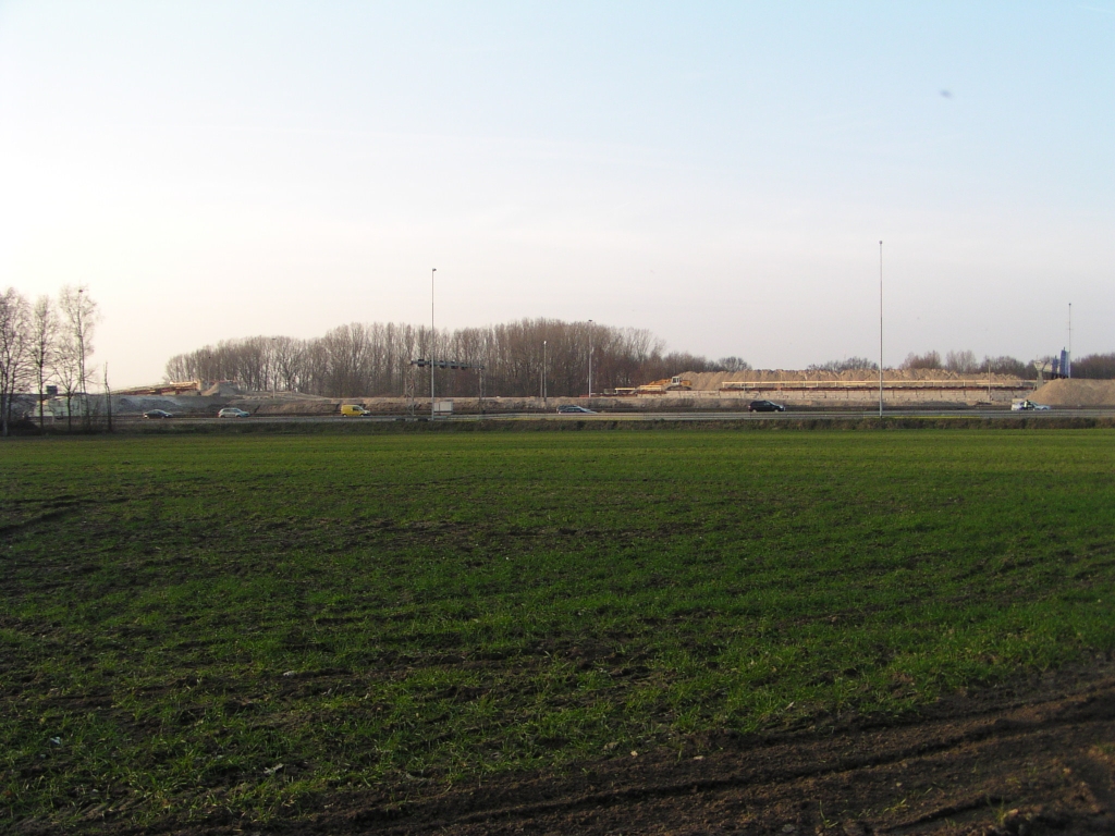 p2240024.jpg - Kp. de Hogt zuidoost, met rechts een nieuw zandlichaam goeddeels opgetrokken uit "pakketten". Merkwaardige plateau-vorm, we verwachten hier alleen stijgende taluds naar de bruggen over de Dommel.