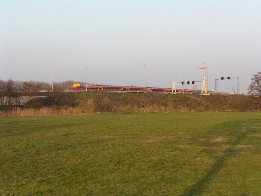 p2240025.jpg - Als de oude A2 boog uit 1987 en de tijdelijke omlegging A67 Re eenmaal zijn gesloopt belooft het een fraai uitzicht te worden vanaf de O.L. Vrouwedijk op de kunstwerken in Kp. De Hogt met KW 19 als grote blikvanger. Een grootstedelijk welkom voor de reiziger vanuit Waalre, die, als hij/zij zich per fiets of te voet verplaatst, verleidt wordt om de O.L. Vrouwedijk bij de brug over de Dommel te verlaten en vervolgens langs die Dommel onder Kp. de Hogt door de stad te bereiken. Het valt te hopen dat men de beplanting hier bescheiden gaat houden.