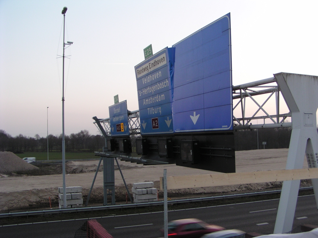 p2240034.jpg - Het dicht tegen de oude rijbaan aangelegen zandpakkettenlichaam verschaft een mooi uitzicht op deze portaalborden. Het lijkt erop dat afplakband hier ook een constructieve functie heeft.