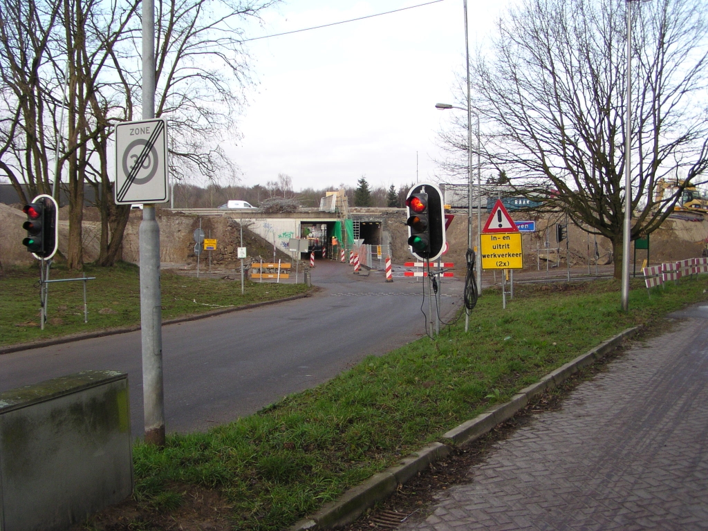 p2250001.jpg - Gefaseerde sloopwerken in KW 11 (tunneltje Welschapsedijk). Men is bezig met de noordelijke helft van het tunneltje, boven de rijbaan. Daartoe wordt al het verkeer tijdelijk over het fietspad geleid, en met behulp van deze verkeerslichten afwisselend in de twee rijrichtingen doorgelaten. Bij "al het verkeer" moet men zich overigens niet al te veel voorstellen. De Welschapsedijk ontsluit een jachthaven, een volkstuincomplex, een woonwagenkamp en een golfbaan.