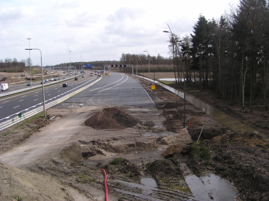 p3010019.jpg - Op 16 maart moeten hier, vlak ten zuiden van de aansluiting Airport, de eerste burgervoertuigen over de parallelbaan gaan rijden. Laten we eens afdalen en de nieuwe rijbaan tot in detail bestuderen.  week 200807 