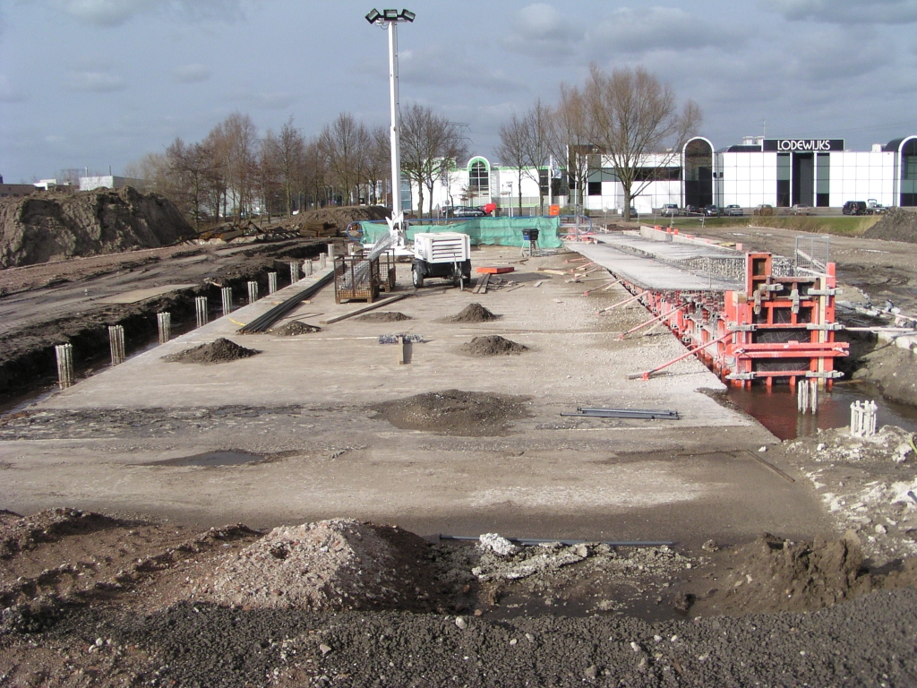 p3010021.jpg - Op de nieuw gestorte funderingspalen aan weerszijden van het fietstunneltje onder de A58 nabij "Meubelplein Ekkersrijt" verschijnen betonbestingen.  week 200805 