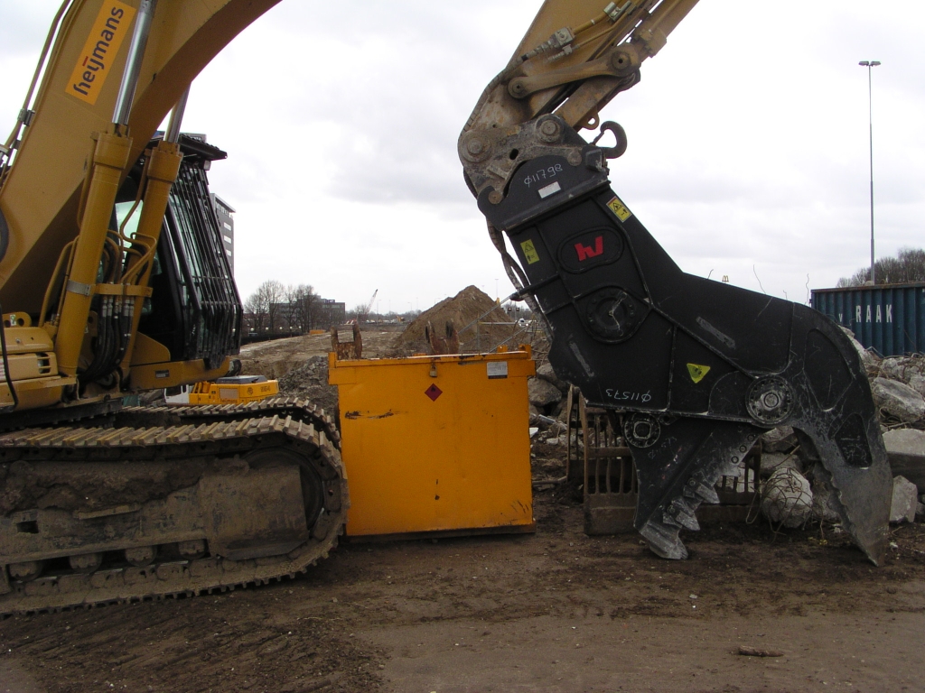 p3020030.jpg - "Betoncrusher" of "vergruizer" zijn termen die men op internet tegenkomt om dit apparaat te benoemen. Daarachter een glimp van de parallelbaan oost tussen de onderdoorgang Welschapsedijk en het Beatrixkanaal.