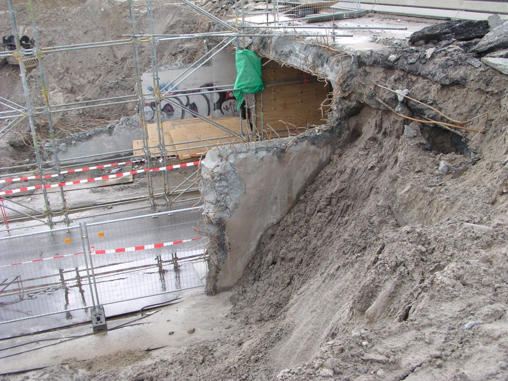 p3020031.jpg - Doordat de af- en toeritten van/naar de aansluiting Veldhoven niet meer op de hoofrijbanen uitkomen in de nieuwe situatie kan het tunneltje dus verkort worden.