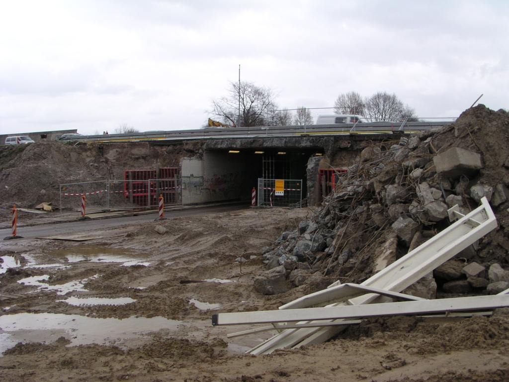 p3020032.jpg - Volgens de lijst van kunstwerken in het tracebesluit wordt de bestaande tunnel niet gesloopt, maar kennelijk was het  te lang  voor inpassing van de nieuwe tunneltjes onder de parallelbanen aan weerszijden.