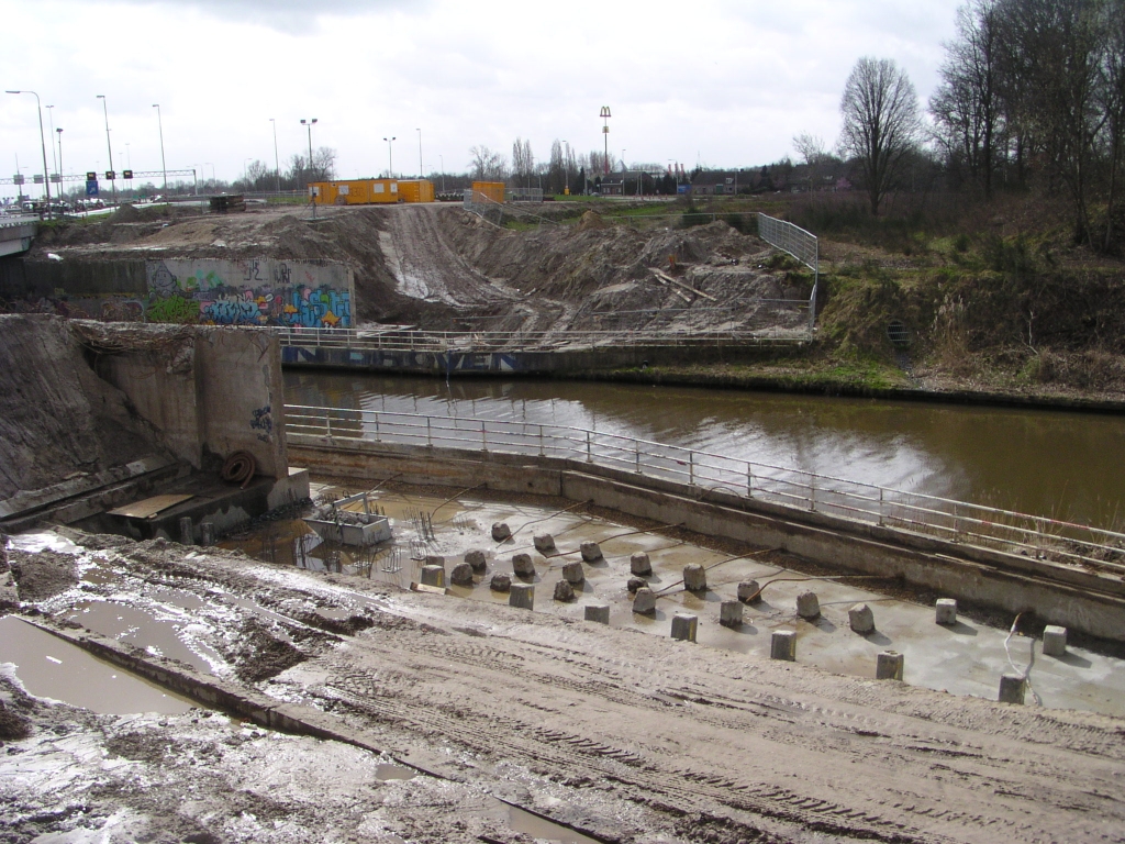 p3020033.jpg - Bij KW 12 raken we even de kluts kwijt. Reikt het heipalenveld niet veels te veel naar rechts? Het parallelbaan landhoofd zou slechts enkele meters breder hoeven te worden dan het bestaande (de muur links), als we de tracekaart bekijken.  week 200747 