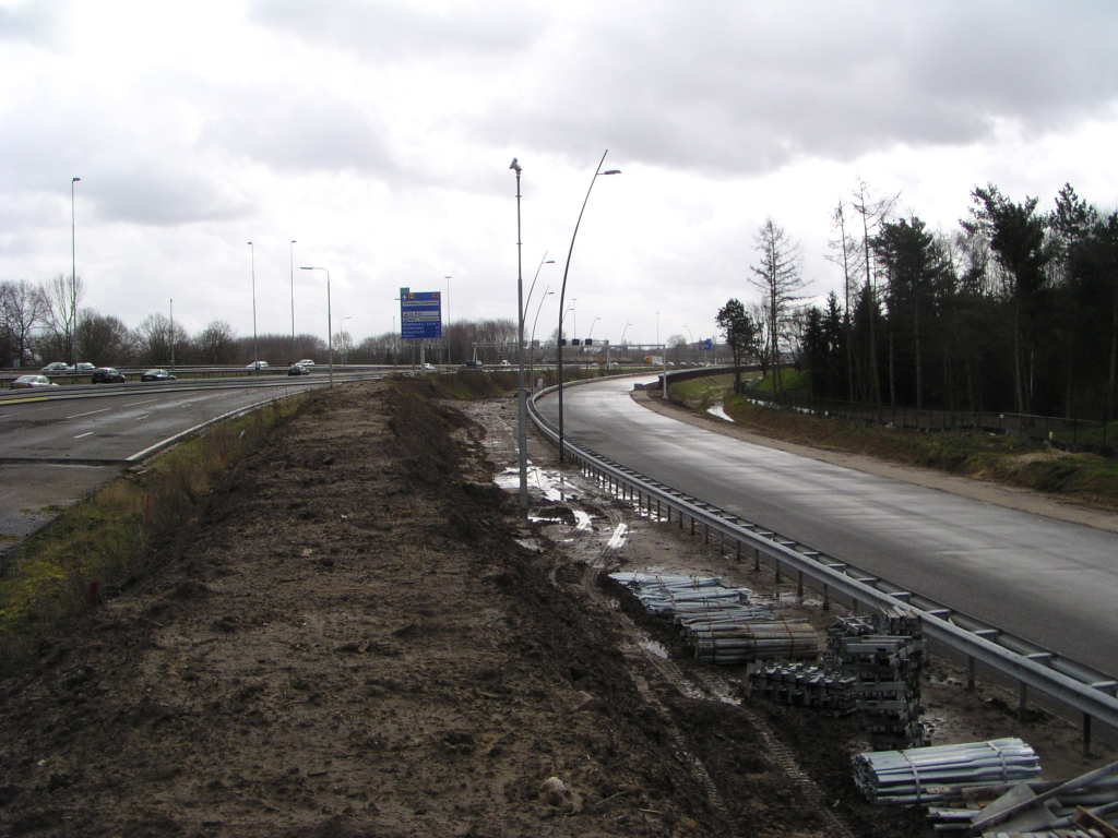 p3020037.jpg - Langs de parallelbaan west van de aansluiting Strijp richting de onderdoorgang Welschapsedijk zijn ondertussen geleiderails en verlichting geplaatst.  week 200747 