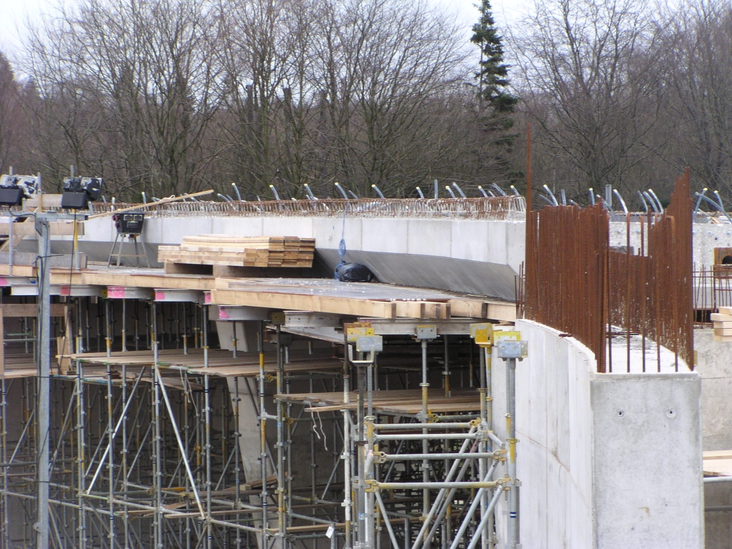 p3020040.jpg - De gebogen vorm van KW 10 uitvergroot. De opstaande sliertjes op het brugdek hebben vast te maken met de voorspantechniek.