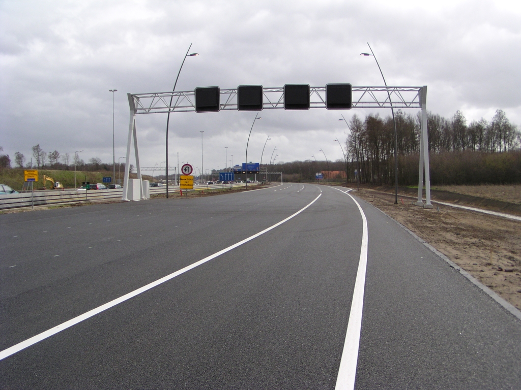 p3020047.jpg - Misschien dat men A-portalen voor de signalering en I-portalen voor bewegwijzering gaat toepassen op de parallelbanen?