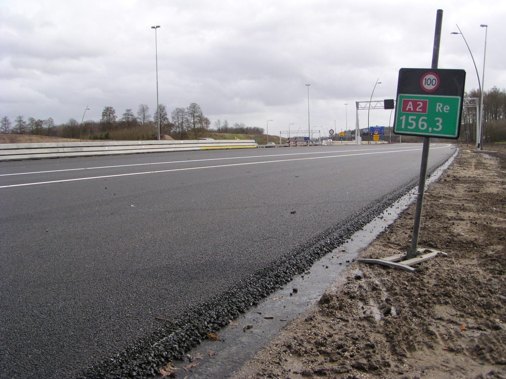 p3020048.jpg - A2 hm-paaltje is simpelweg verplaatst van oude hoofdrijbaan naar parallelbaan. Als dit in de overgangssituatie overal gebeurt zullen we nog lang moeten wachten op N2 km-paaltjes.