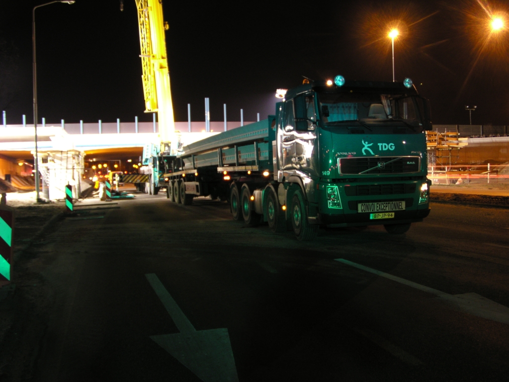 p3050030.jpg - Het groene uiterlijk van liggers en voertuig werd veroorzaakt door verkeerslichten.