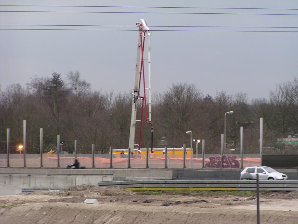 p3070004.jpg - Op KW 28 zelf wordt de druklaag gestort op het zuidelijke parallelbaan viaduct.