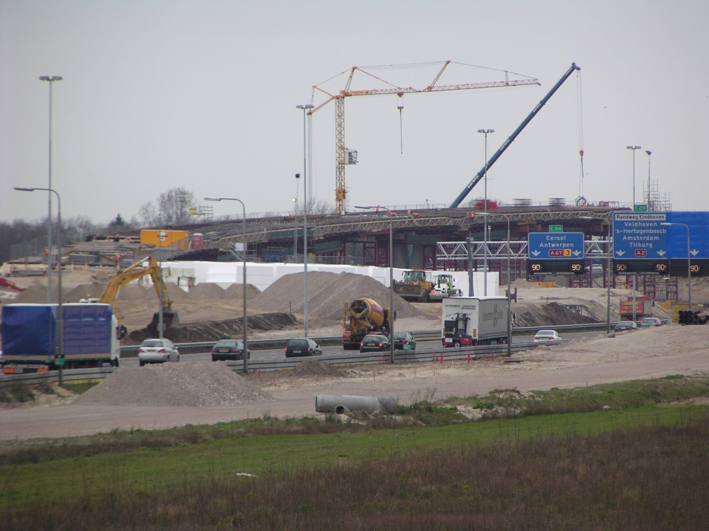 p3070015.jpg - KW 19 gezien vanaf de aansluiting high tech campus. Zo te zien is er nog geen beton gestort.