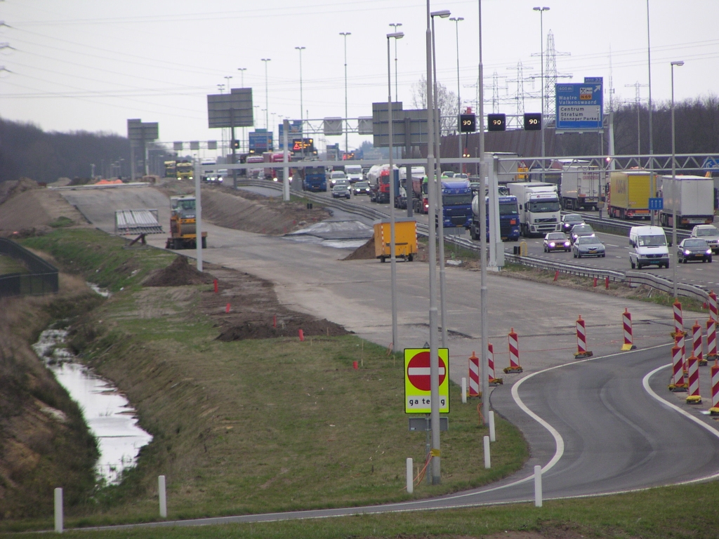 p3070020.jpg - Parallelbaan noord tussen KW's 27 (high tech campus) en 28 (Prof. Holstlaan) met een gedeeltelijk geasfalteerd doorsteekje tussen oude hoofdrijbaan en parallelbaan.