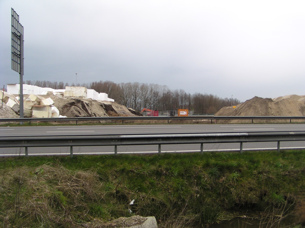 p3070024.jpg - In het grote zandlichaam ten oosten van Kp. de Hogt is een weer een strook verwijderd. Gok is dat er hier een riolering ligt die, evanals bij de  onderdoorgang Ulenpas , de druk van al dat zand niet aankan. Vandaar de gereedliggende blokken EPS (piepschuim).