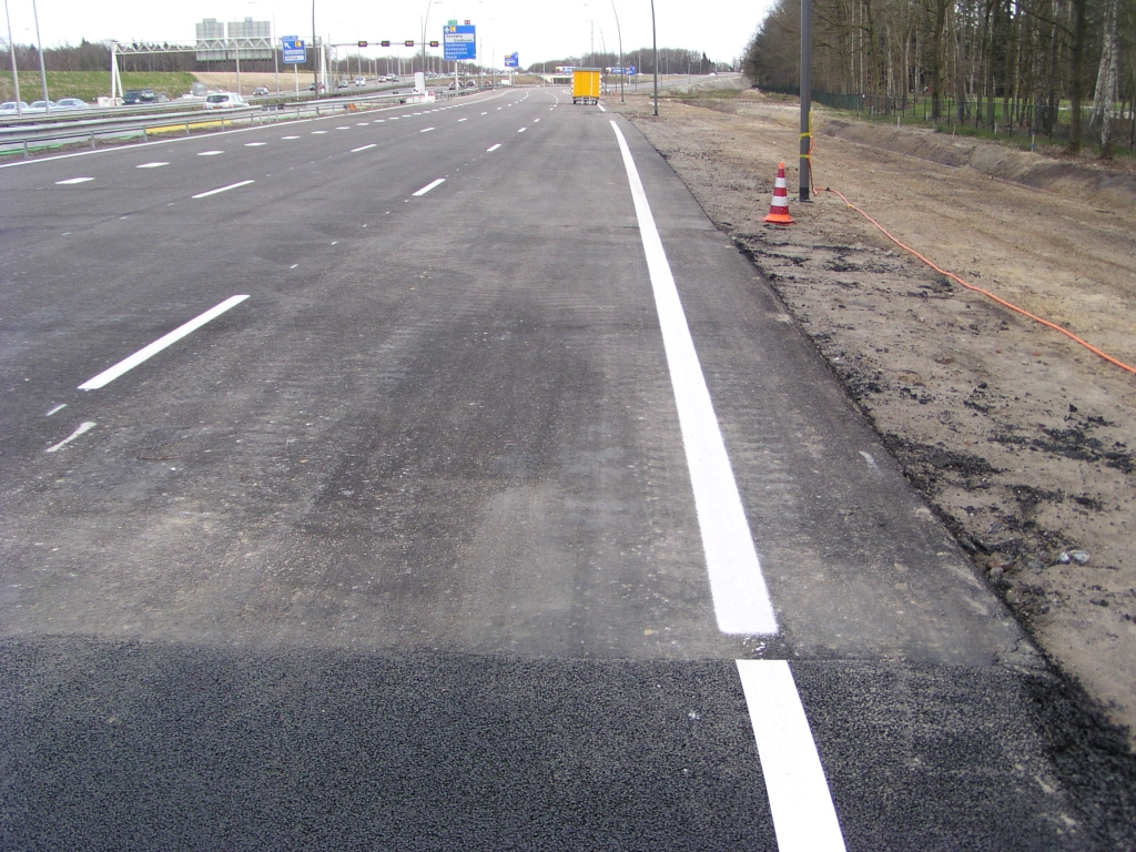 p3080036.jpg - De aansluiting Strijp/Centrum naderende gaat opeens het DZOAB wegdek over in dicht asfalt.