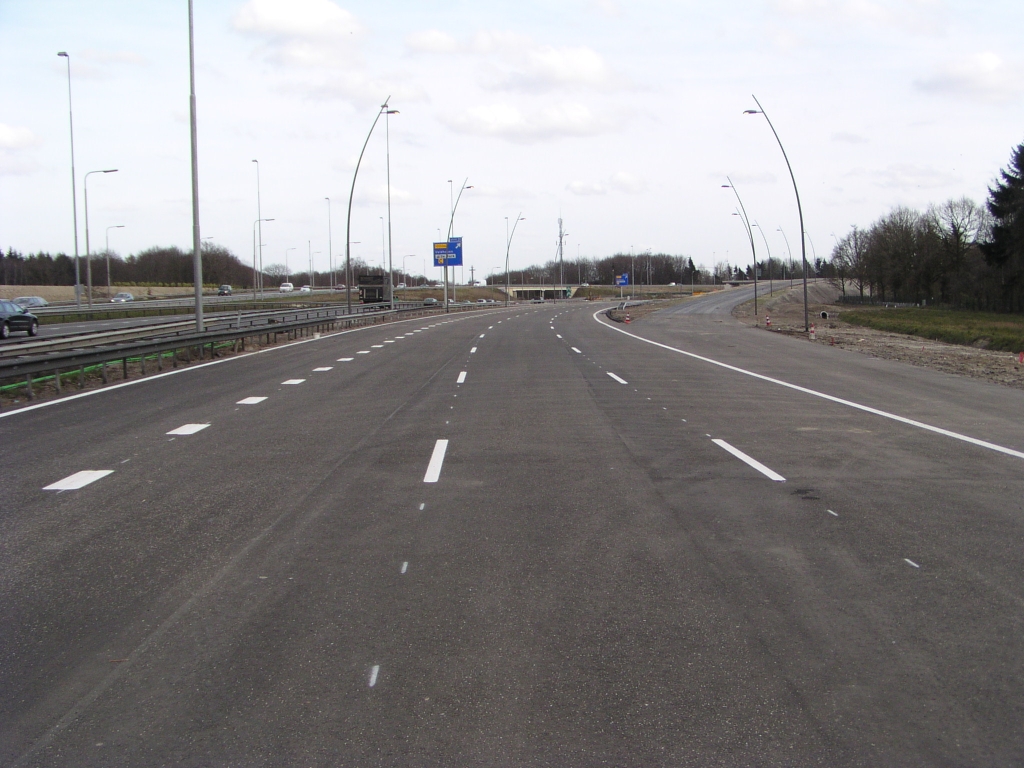 p3080037.jpg - In de uiteindelijke situatie gaan hier twee rijstroken rechtsaf het talud richting Strijp/Centrum op, en twee rijstroken rechtdoor, een halvering van wat er hier gemarkeerd is. Wat gebeurt er met het overtollige asfalt?