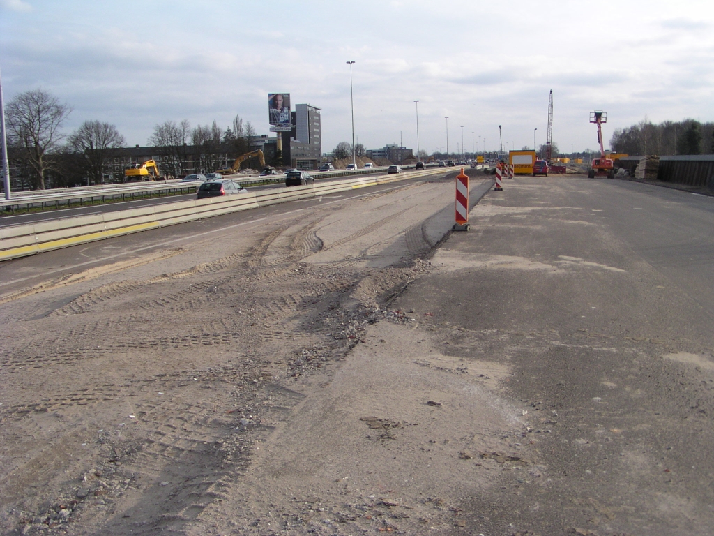 p3080054.jpg - Aanwezigheid van de oude afrit naar de aansluiting Veldhoven maakt het wat makkelijker hier de doorsteek aan te leggen. Geen rijbaan versmalling op de A2 nodig tijdens het werk.