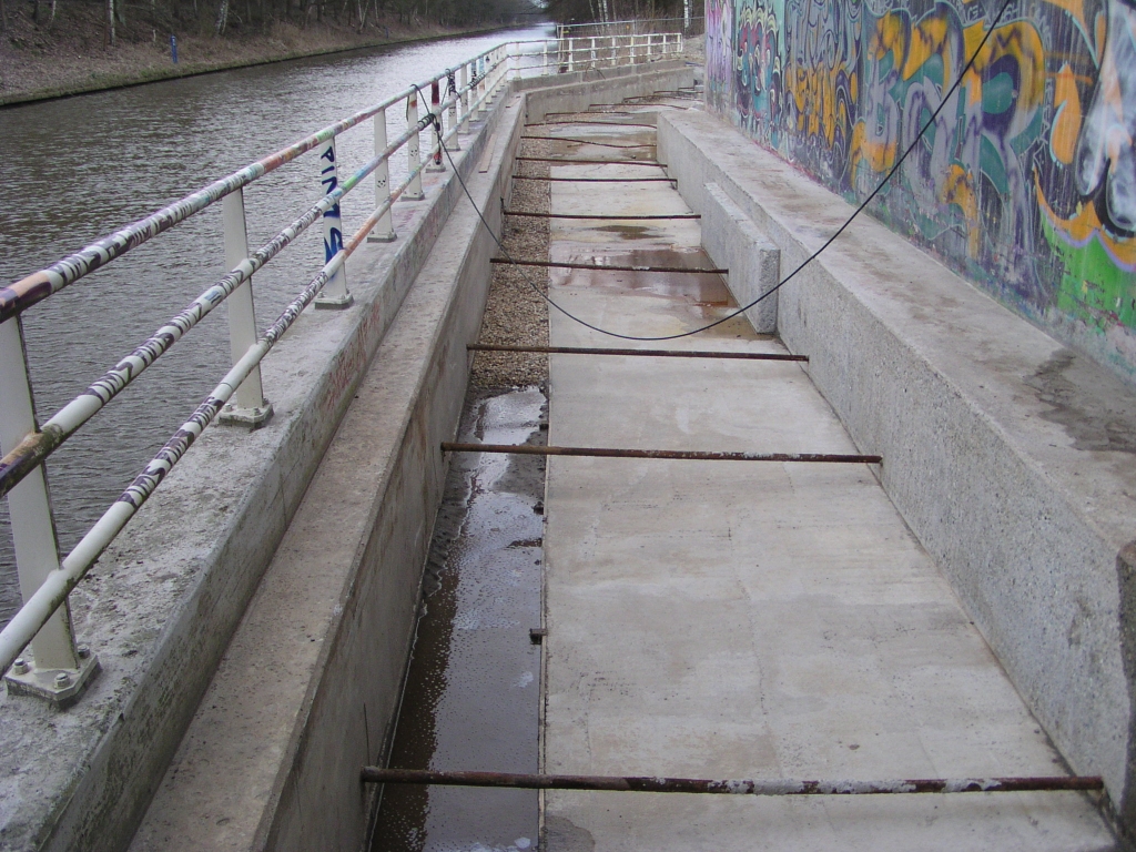 p3080056.jpg -  Vorige week  raakten we enigzins confuus van de situatie bij KW 12 (brug parallelbaan west over het Beatrixkanaal). Vandaar dat we nu eens poolshoogte gaan nemen. Het is duidelijk dat hier enig beton verwijderd is.