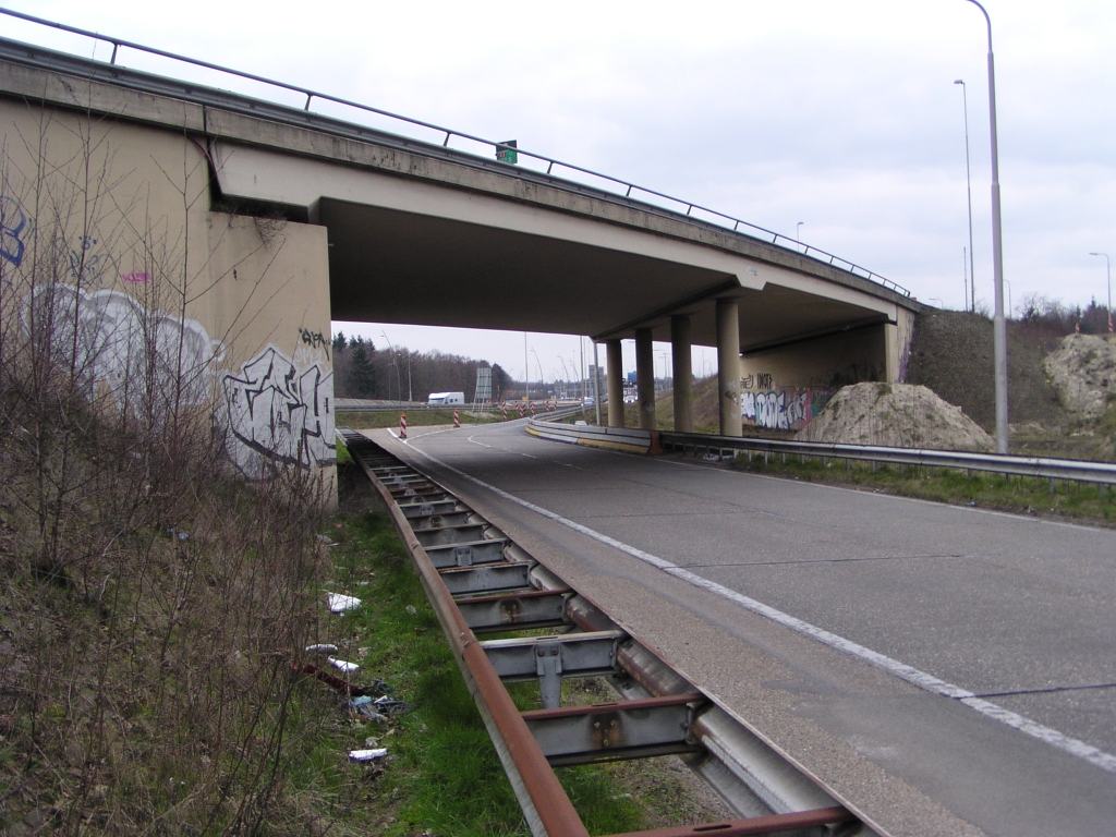 p3080062.jpg - KW C, het viaduct over de Tilburgseweg, werd in ca. 1968 geconstrueerd in de stijl van de viaducten in RW 63 (bouwjaar 1961). Het heeft dus niet de karakteristieke gewelfde vorm zoals de andere viaducten in de "Poot van Metz".