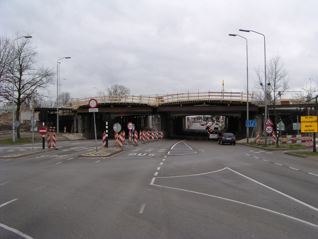 p3090001.jpg - Een paar dagen na het inhijsen van de stalen liggers over de rijbaan ligt de gewelfde bekisting er reeds op.