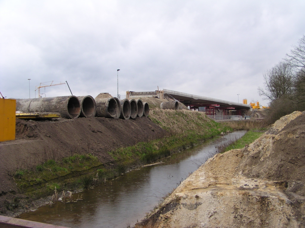 p3090010.jpg - De uitgegraven oude buizen. Rechts KW22.