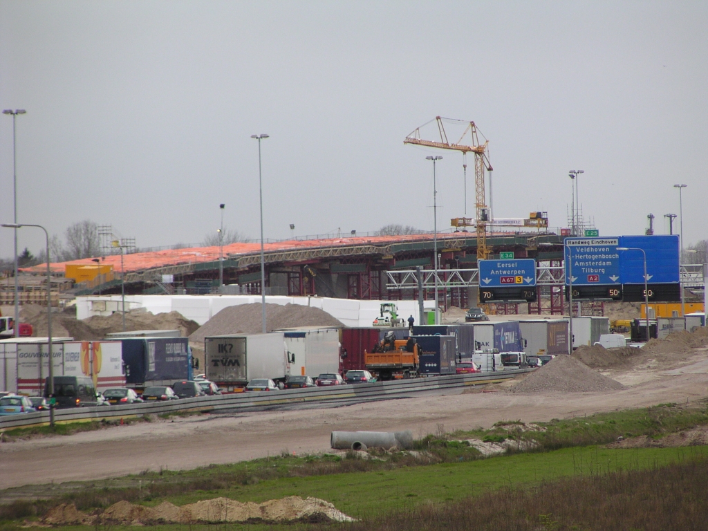 p3130001.jpg - KW 19 bedekt met folie op het verse gestorte beton. Het storten zelf, dat we helaas gemist hebben, vond ondermeer plaats op 12 maart, de dag waarop het KNMI een weeralarm uitgaf wegens storm. Het moet op het 20 meter hoge kunstwerk aardig tekeer zijn gegaan.  week 200810 