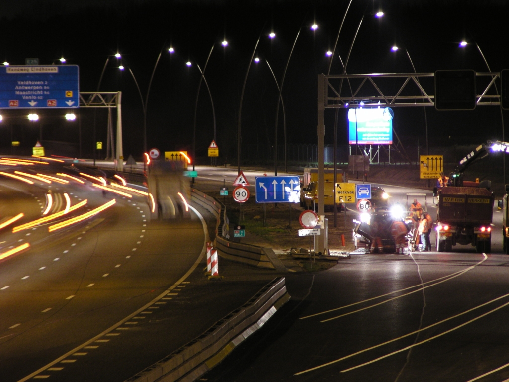 p3130005.jpg - Overigens zal de Vmax op de parallelbaan de eerste weken 70 km/uur bedragen, om "het DZOAB op te ruwen". Die snelheid zal dan wel worden aangegeven op de matrixborden, hier op een A-portaal.