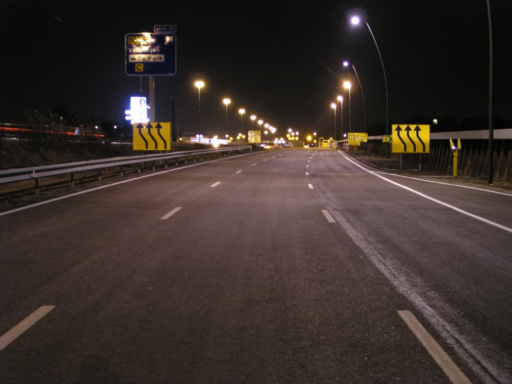 p3130009.jpg - Voorlopig einde van het parallelbaan wegvak in zicht. Praatpaal geplaatst. Overigens is er geen vluchtweg door de geluidsschermen. Op het gehele open te stellen wegvak was geen bewegwijzering te bekennen. Misschien dat men het mastbord hier nog verplaatst naar de parallelbaanberm. Of het gewoon laat staan.