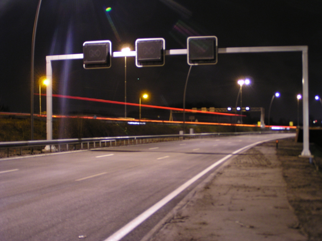 p3130017.jpg - Hier matrixborden op een I-portaal. Tot zover het idee dat I-portalen voor bewegwijzering en A-portalen voor signalering zouden worden gebruikt.