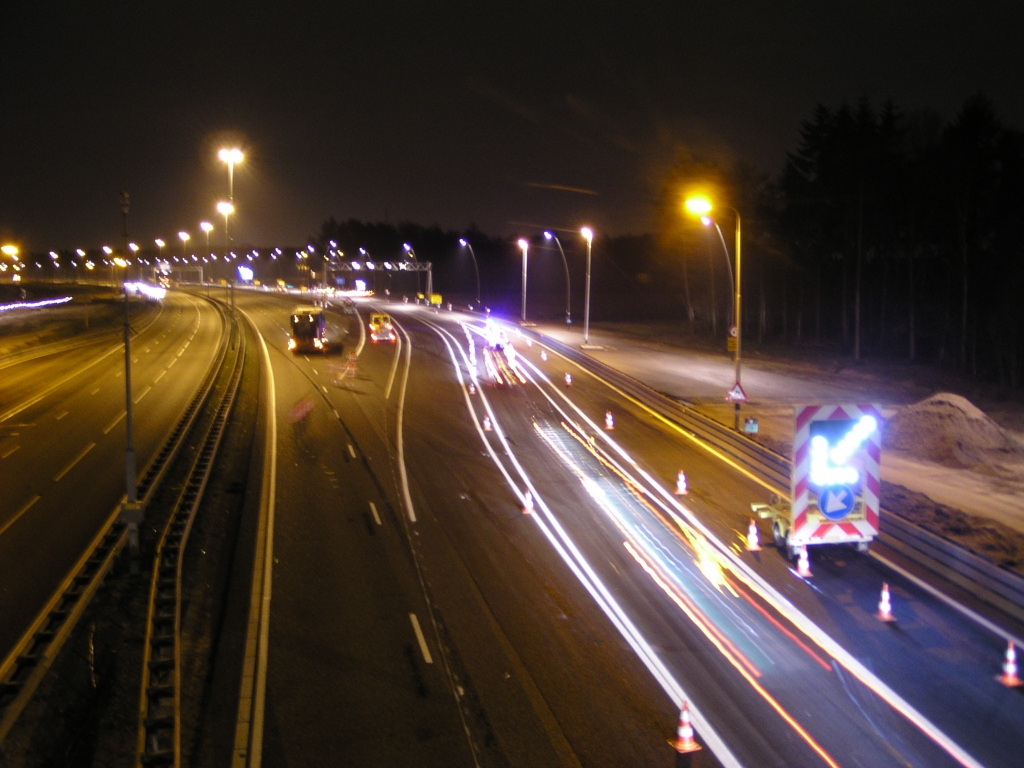 p3160024.jpg - Zondag 16 maart 2008 02:08 uur: De eerste burgervoertuigen rijden de nieuwe Randweg Eindhoven op.