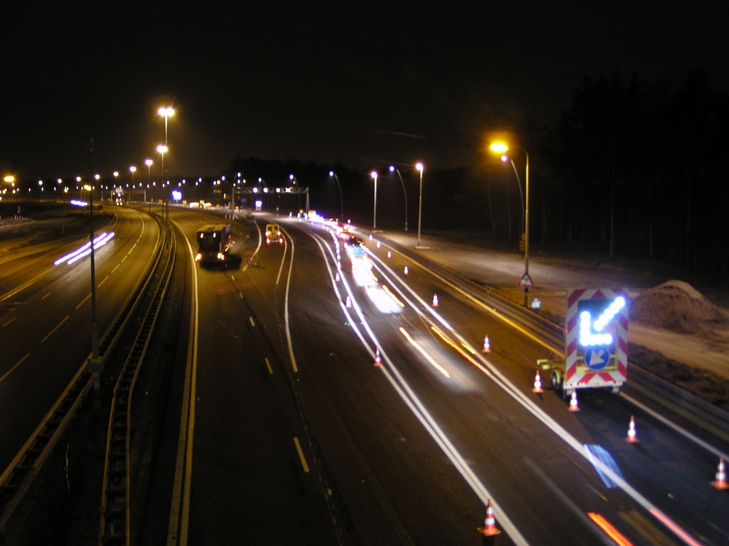 p3160025.jpg - Meer voertuigen volgen. Ondertussen rijdt een straalwagen achteruit om wat oude markering te verwijderen.