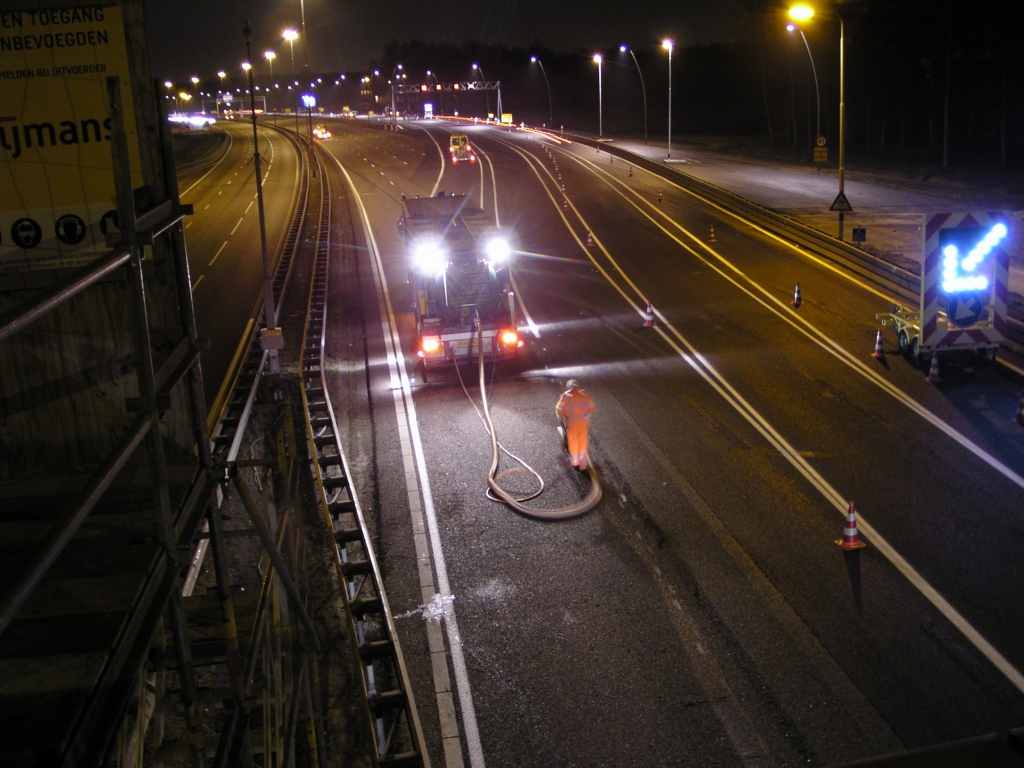 p3160028.jpg - Het wegstralen van die strepen is secondenwerk en maakt maar een fractie van het lawaai van het apparaat dat nieuwe belijning aanbrengt.