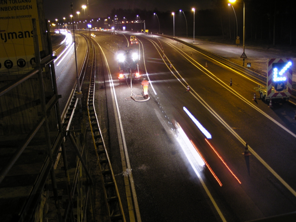 p3160029.jpg - De lijnentrekker heeft een aardige snelheid, getuige de lichtstrepen die hij achterlaat op deze lange-sluitertijd-opnamen.