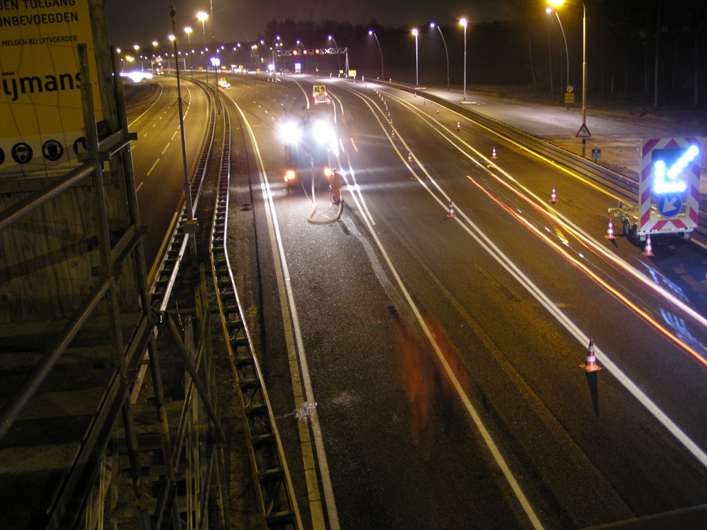 p3160030.jpg - Er loopt buiten beeld ook iemand met een gietertje rond die de zojuist weggestraalde strepen besproeit met een onbekende vloeistof.