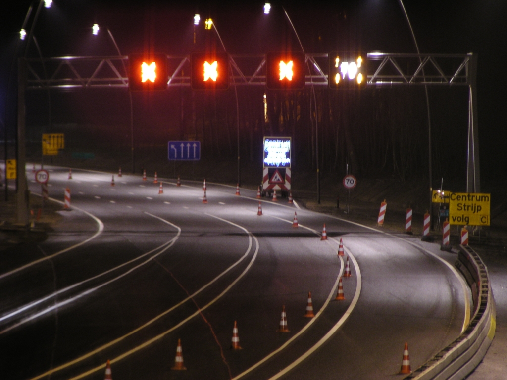 p3160034.jpg - De linksaffer naar Strijp/Centrum is nog onbereikbaar vanaf de parallelbaan. Tot die is overgezet zal het wel enkelstrooks blijven op de parallelbaan.