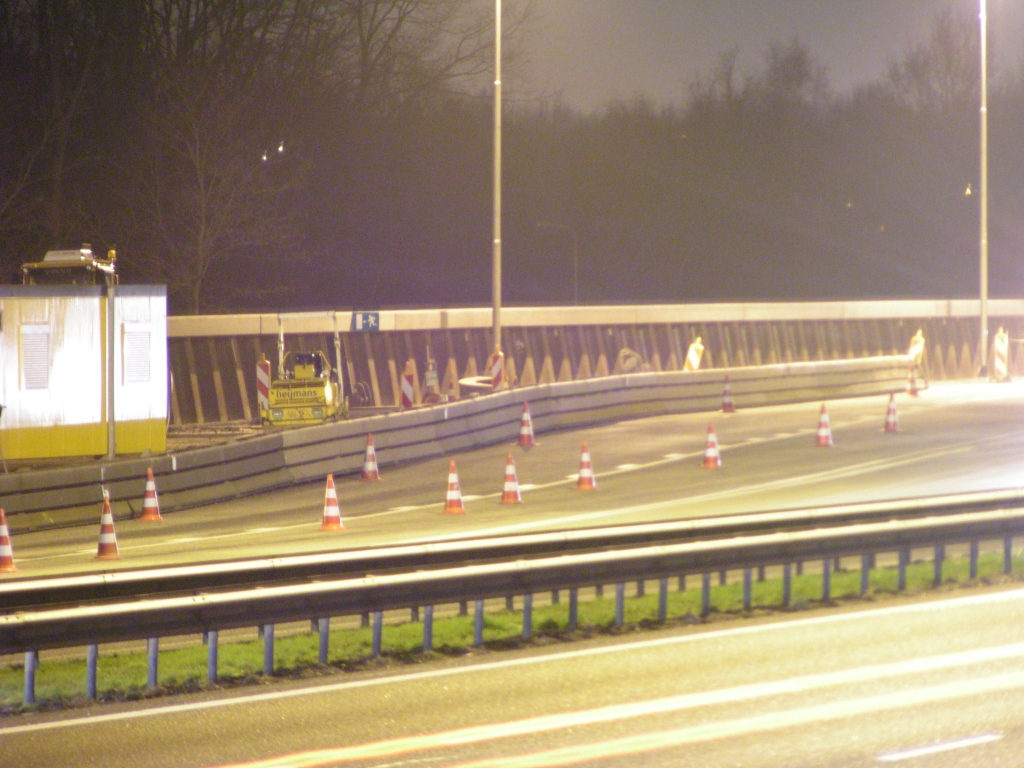 p3160037.jpg - Terug bij het voorlopig einde van het zojuist in gebruik genomen 2,5 km stukje parallelbaan bij de onderdoorgang Welschapsedijk. Helaas missen we hier een viaduct of andere hoge plek voor een mooi uitzicht. Ook hier is het nog enkelstrooks en met pionnen gemarkeerd.