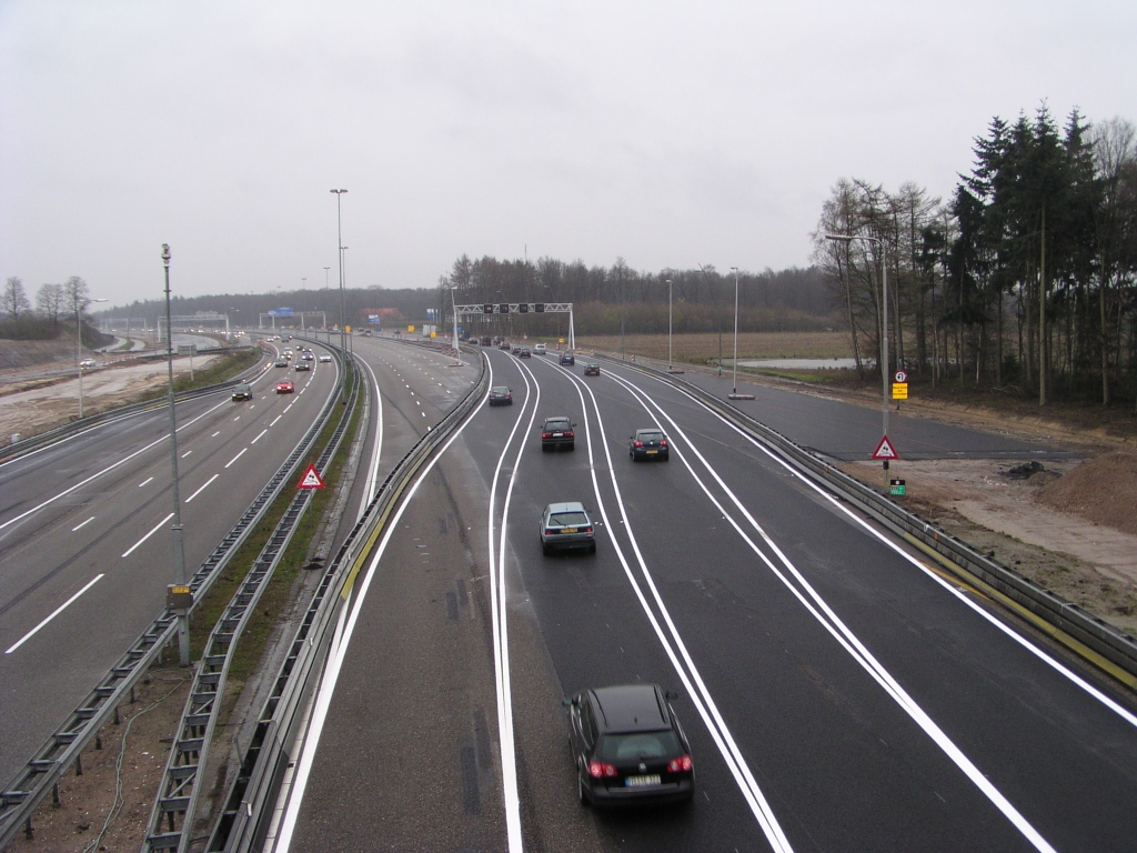 p3160040.jpg - Verder in de nacht van zaterdag op zondag, toen de fotograaf al weer naar bed was, zijn barrieres geplaatst die de oude hoofdrijbaan voorgoed blokkeren. Alle rijstroken op de parallelbaan in gebruik.