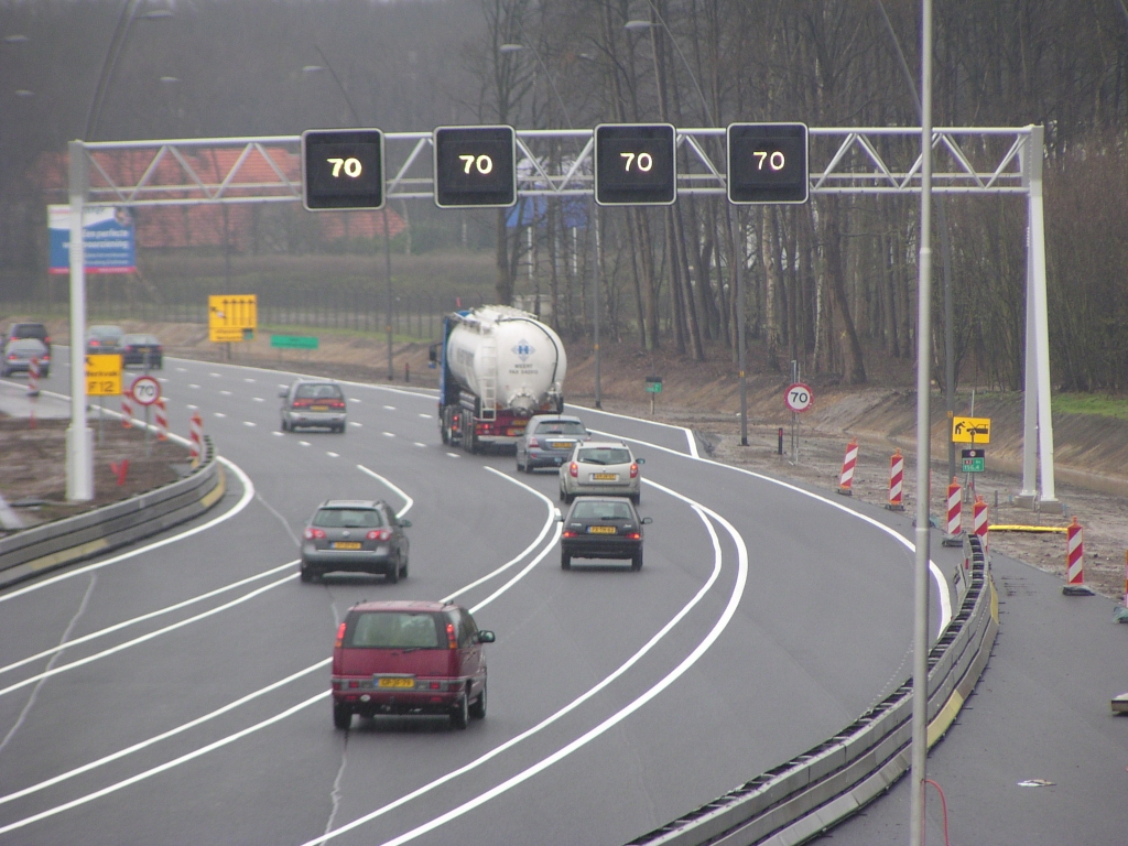 p3160041.jpg - Zes aanduidingen voor de maximum snelheid moet duidelijk genoeg zijn.