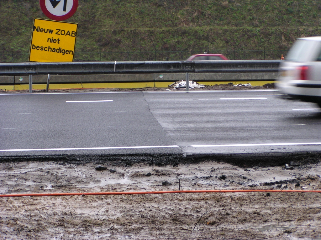 p3160052.jpg - In de regen is de overgang van DZOAB naar dicht asfalt niet alleen optisch maar ook akoestisch een groot verschil.