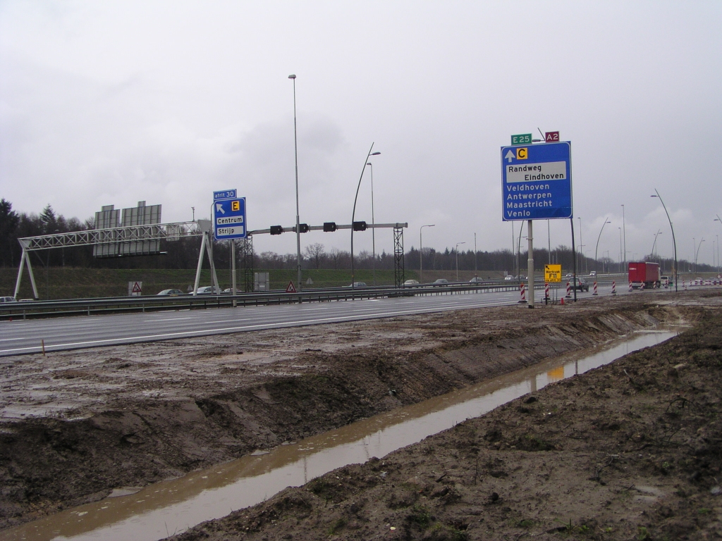 p3160053.jpg - Nog twee verplaatste mastborden. Men heeft hard gewerkt aan het verplaatsen van de afrit Strijp naar de parallelbaan: ruim voor de aangekondigde afsluiting tot 18:00 was deze al weer open.