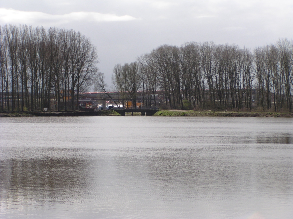 p3180001.jpg - Met enige goede wil kan men vanaf de noordelijke oever van het pal aan kp. de Hogt gelegen meertje "de Klotputten" een dalend KW 22 onderscheiden, terwijl KW 19 nog aan het stijgen is.