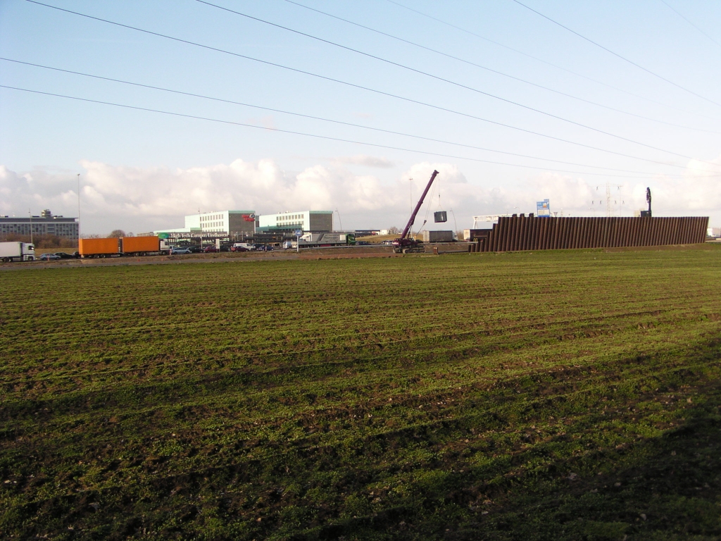 p3180004.jpg - Begin van het 8 meter hoge damwanden geluidscherm voor de woonwijk de Voldijn in Waalre. Ter rechterzijde komt nog een stukje transparant scherm op KW 28 (prof. Holstlaan), waarna het nog enige honderden meters verder gaat in damwand.