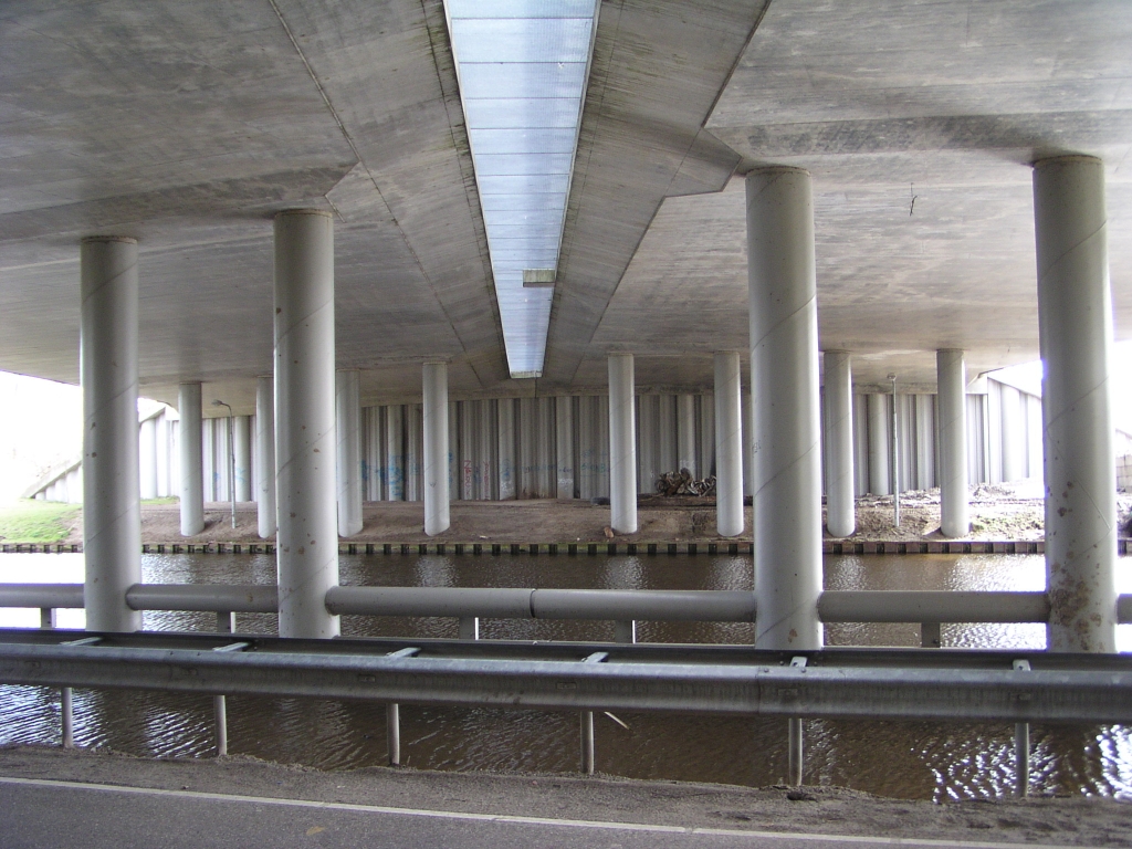 p3230001.jpg - De brug over het Wilhelminakanaal is een  integraalbrug , waarin geen opleggingen en voegovergangen voorkomen. Alles zit "stijf" aan elkaar. Op  deze pagina bij de TU Delft  is meer te vinden over integraalbruggen en heeft een flimpje over dit kunstwerk in de A50.