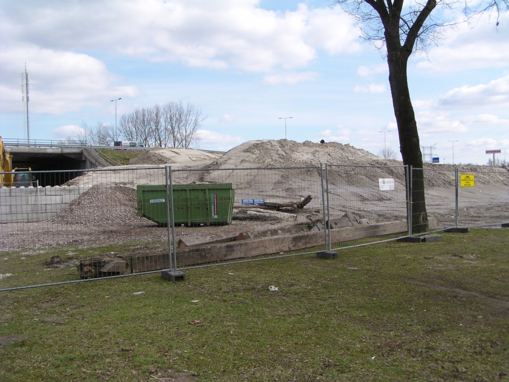 p3230002.jpg - Westelijk aanzicht van de zandwerken bij de Wilhelminabrug in de A50 met drijfzand waarschuwingsbordje. Er worden ook "legosteen" betonblokken toegepast.