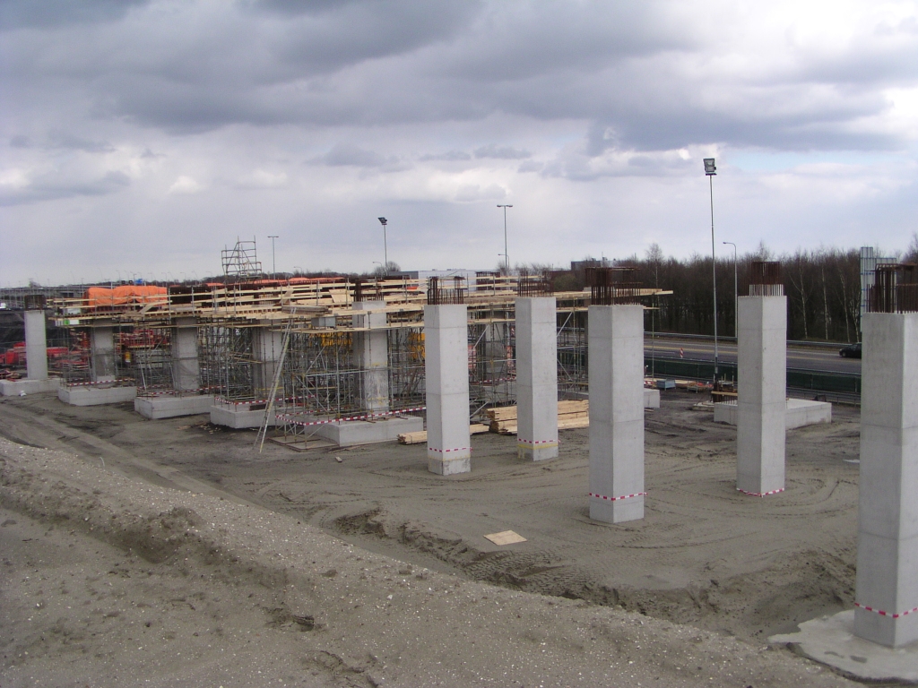 p3230009.jpg - Een zij-aanzicht dan maar van KW 2, zodat we de pergola-liggers in diverse stadia van gereedheid kunnen zien. De oranje folie op de achterste ligger suggereert dat deze reeds gestort is.