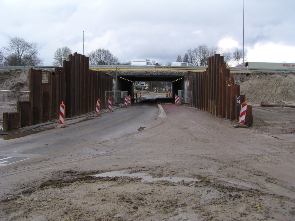 p3240003.jpg - Het basismateriaal damwand toegepast voor de verlenging van het tunneltje Welschapsedijk (KW 11).  week 200809 