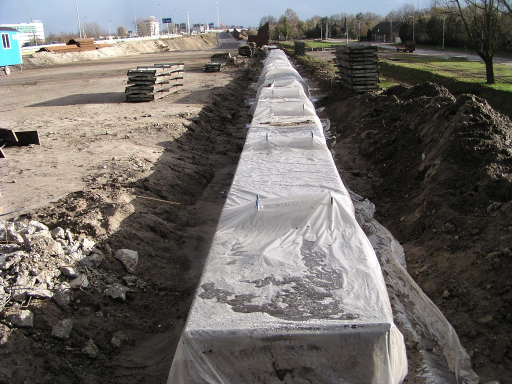 p3240005.jpg - De "zichtlokatie" aan weerszijden van de aansluiting Veldhoven krijgt transparante geluidsschermen, waarvoor we hier de fundering zien liggen. Deze moet verderop naadloos overgaan in damwanden geluidsscherm.