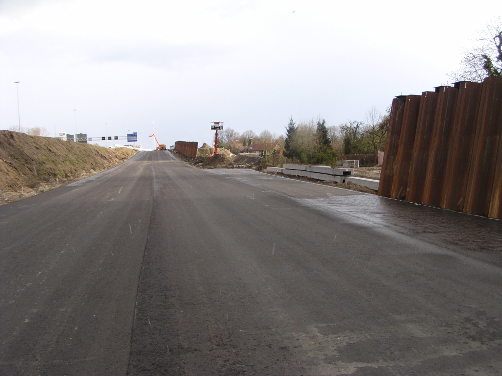 p3240007.jpg - Even verderop op de westelijke parallelbaan tussen de aansluiting Veldhoven en de onderdoorgang Meerenakkerweg treffen we een voorbereiding aan op een afrit naar de Meerenakkerweg.  Reeds eerder  zagen we een soortgelijke configuratie aan de zuidwestkant van KW 14 voor een toerit.