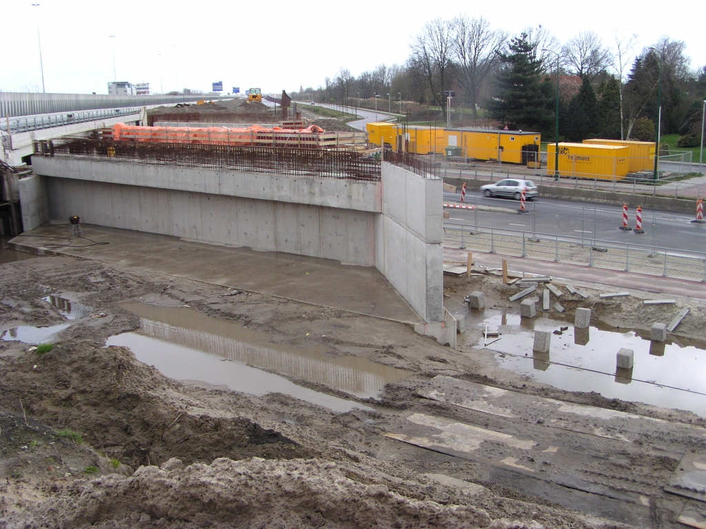 p3240008.jpg - Westzijde KW 14 (Meerenakkerweg) met gereed landhoofd. Waar zijn die heipalen ter rechterzijde dan nog voor?